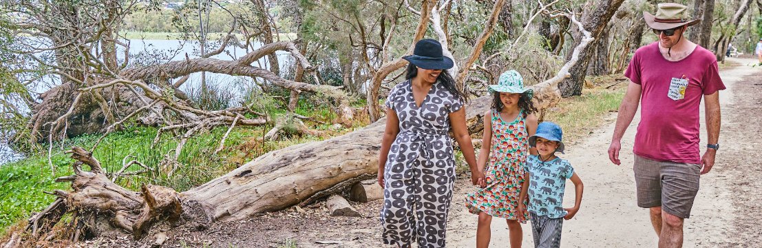 Image of family walking around Lake Gwelup